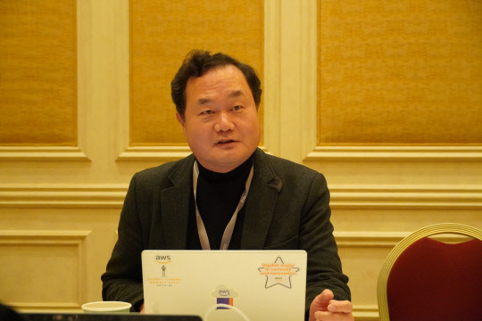 강신길 한진 미래성장전략실장(전무)은 28일(현지시간) 미국 네바다주 라스베이거스에서 개막한 'AWS 리인벤트 2022'에서 한국 기자단과 인터뷰를 진행하고 있다. AWS코리아 제공